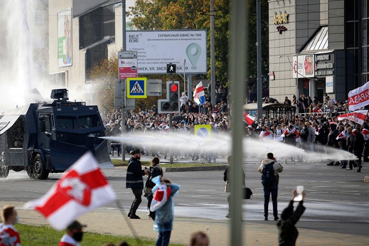 Policija upotrebila vodeni top na protestima u Minsku