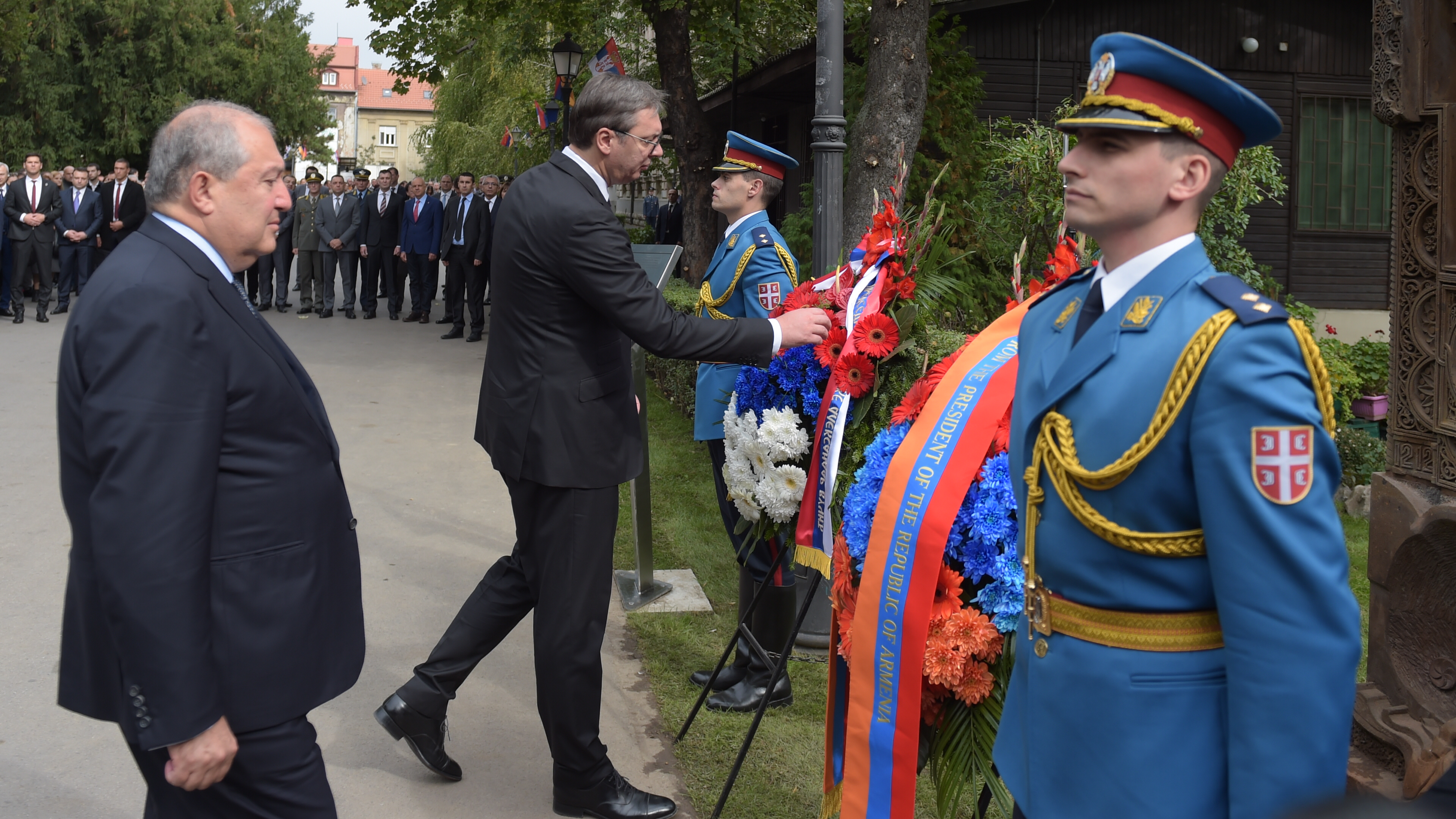 Vučić i Sarksjan položili vence na jermenski spomenik