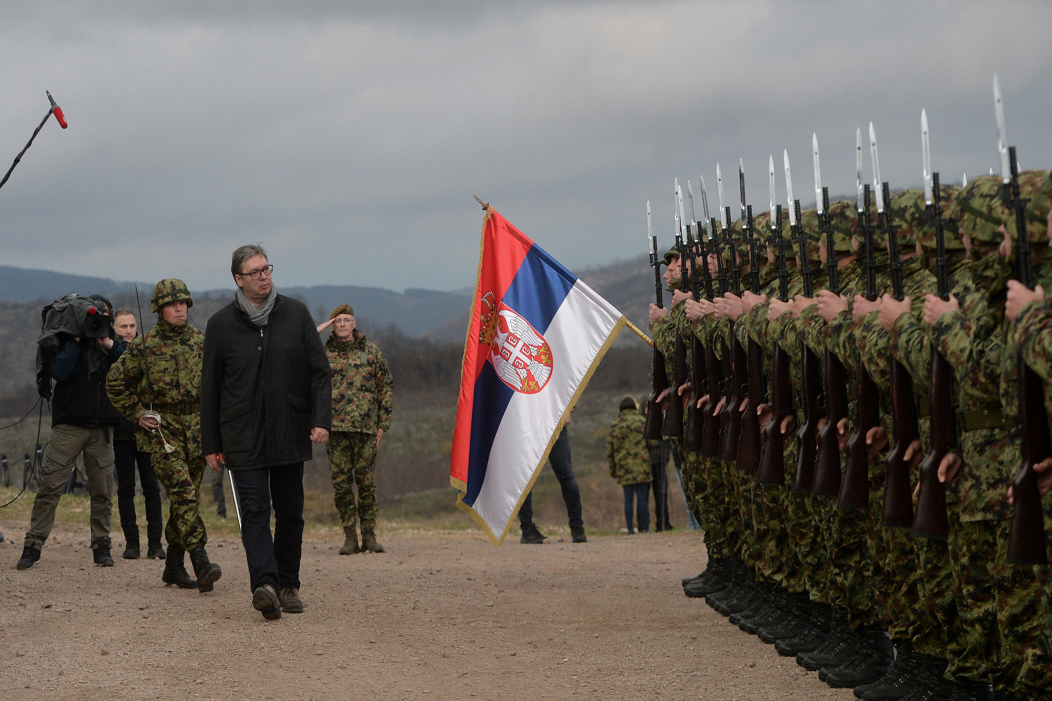 Vučić na Združenoj taktičkoj vežbi: Vojska mnogo snažnija, čuvati mir i stabilnost (foto)