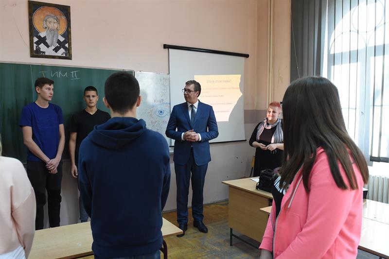 Vučić u poseti Zemunskoj gimnaziji povodom Dana škole