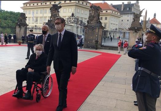 Vučić započeo posetu Češkoj, primio odlikovanje od Zemana 
