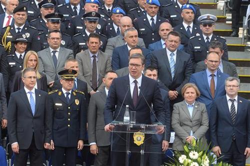 Vučić: Zaštitićemo građane, brinućemo o policajcima
