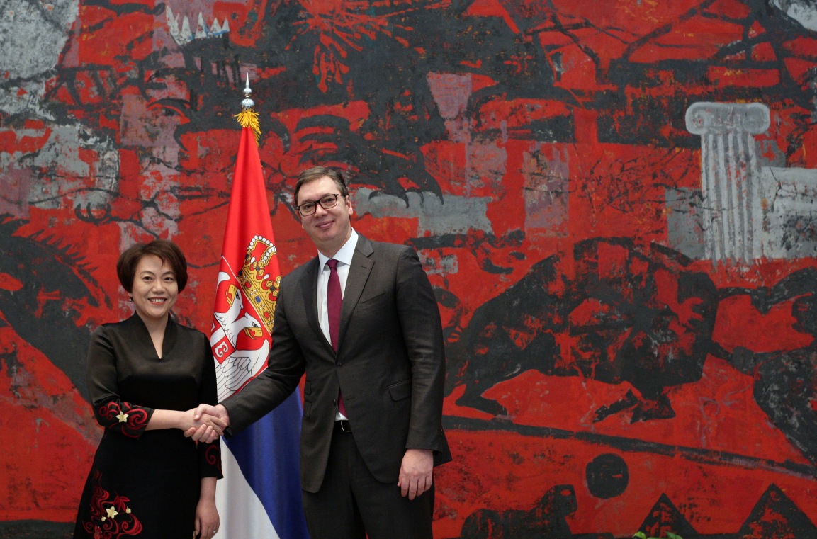 Vučić i ambasadorka Čen Bo danas s kineskim lekarima