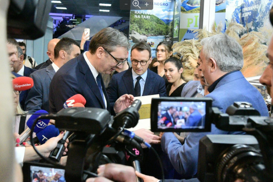 Predsednik Vučić na Sajmu turizma prvo posetio štand Kancelarije za KiM