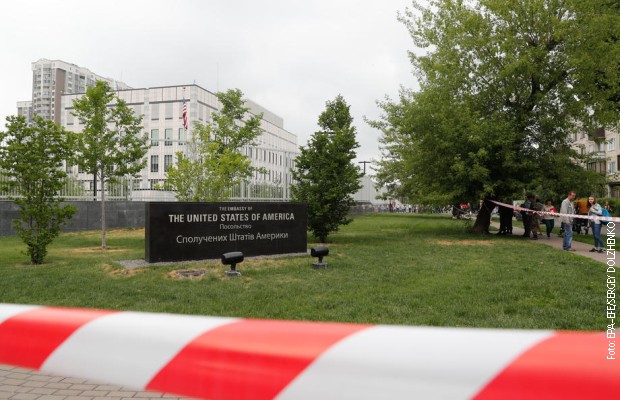 Evakuacija porodica zaposlenih u ambasadi SAD u Kijevu