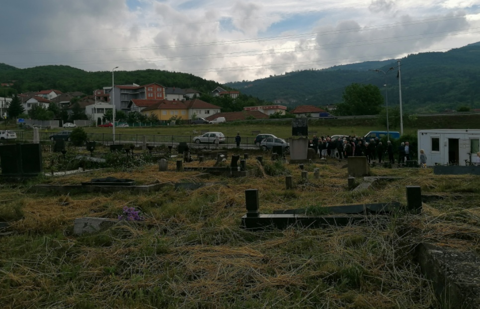 Na groblju u južnom delu Kosovske Mitrovice slika potresna - oskrnavljeni grobovi, porušeni spomenici