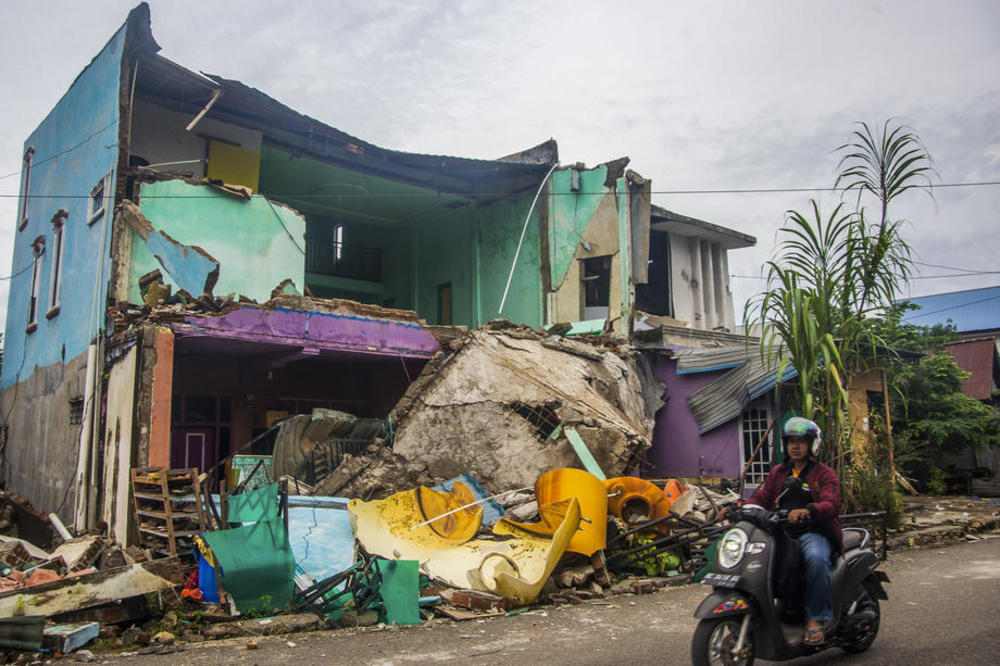 Snažan zemljotres u Indoneziji, najmanje 12 mrtvih