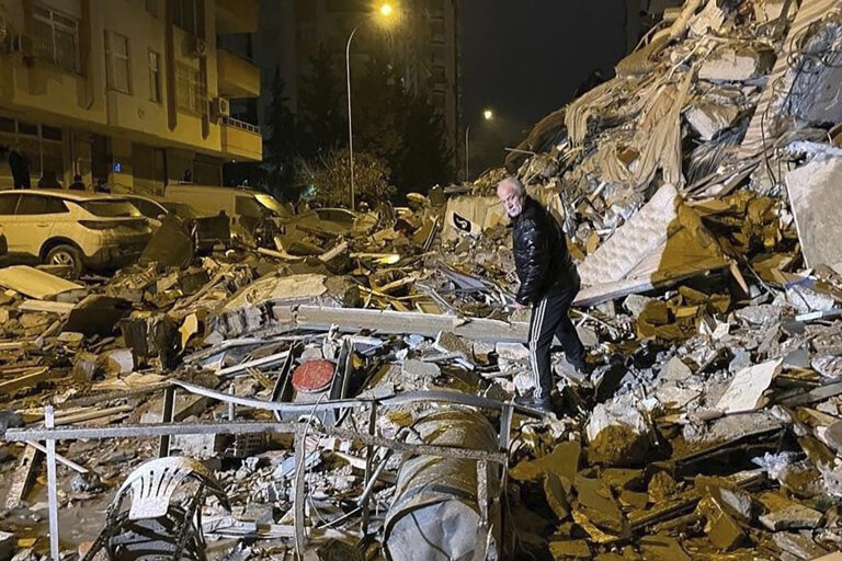 Više od 2,300 nastradalih u zemljotresu, više od 10,000 povređeno, stižu spasilački timovi, i Putin ponudio pomoć