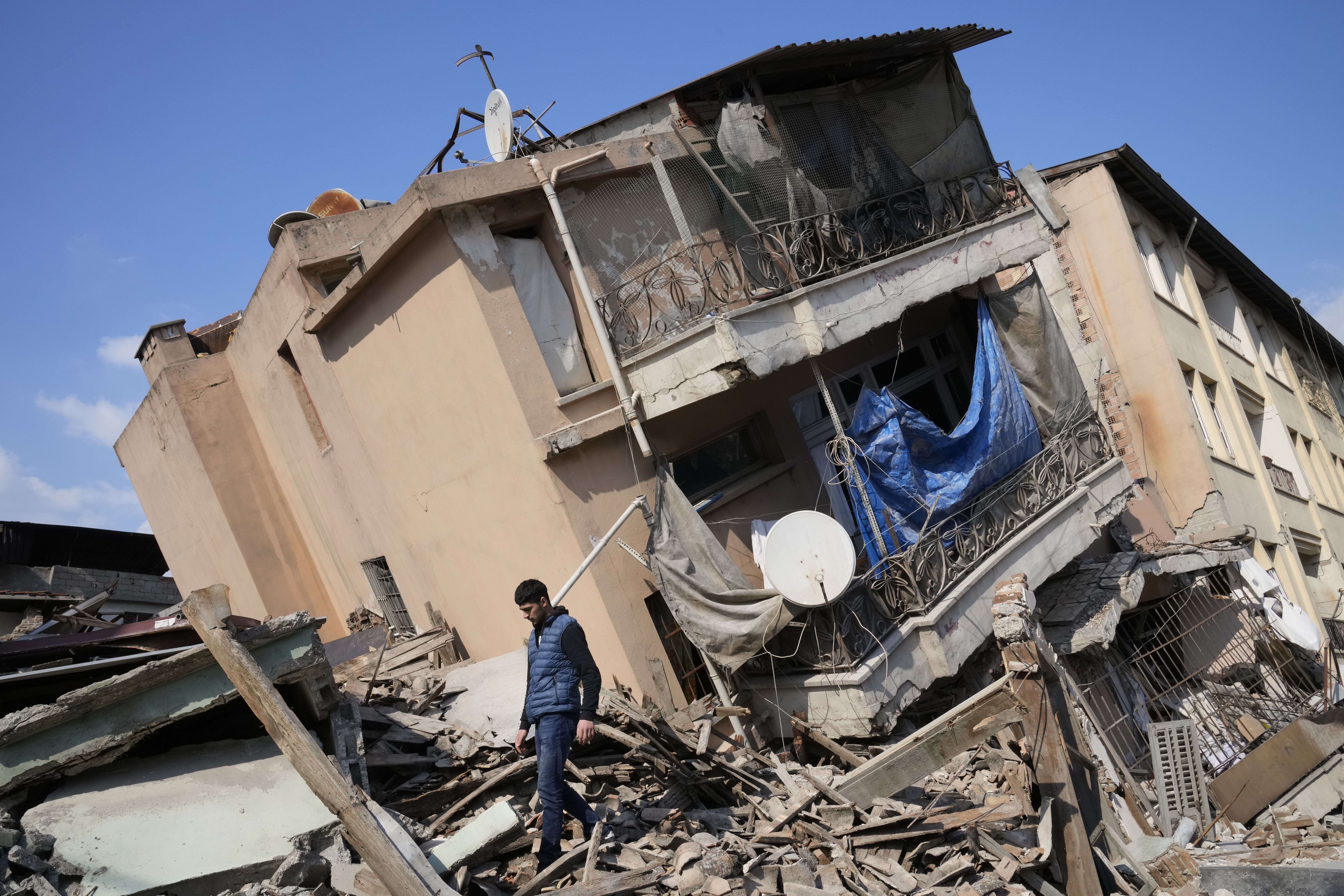 Erdogan: Broj poginulih u razornim zemljotresima u Turskoj dostigao 48.000