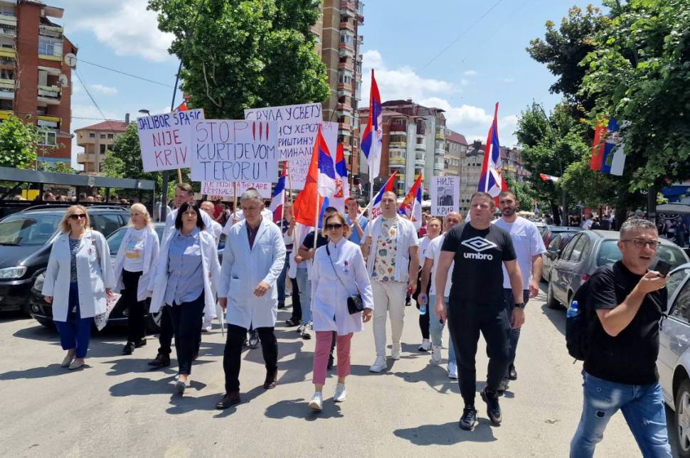 Kosovska Mitrovica: Protestu podrške uhapšenim Srbima pridružili su se i zdravstveni radnici