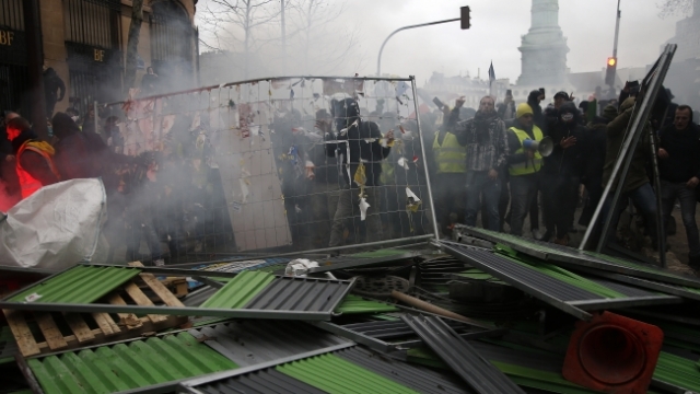 Incidenti na protestima Žutih prsluka u Francuskoj, pojavile se i Crvene marame