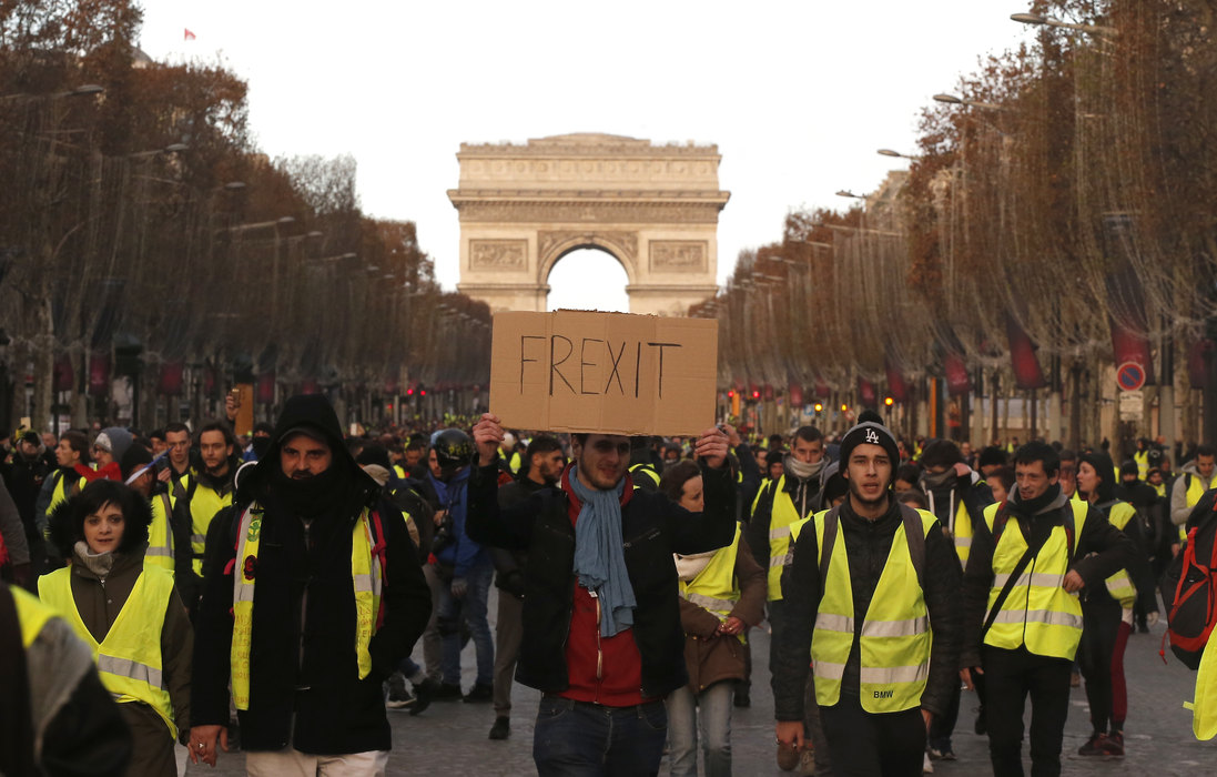 Pariz: Policija ispalila suzavac na demonstrante, privedeno 85