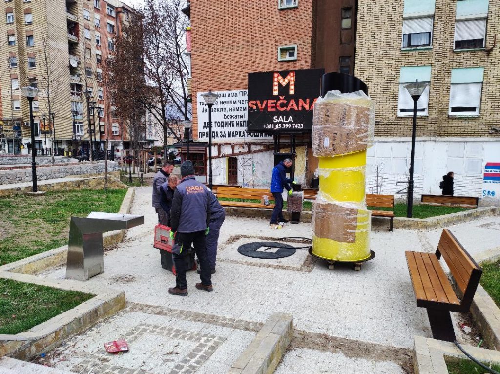 Postavljen novi “žuti stub” u centru Kosovske Mitrovice