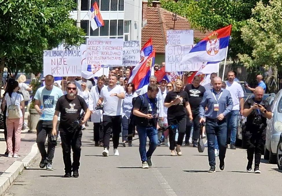 Protestna kolona stigla u Zvečan; Na čelu kolone zdravstveni radnici; Traži se puštanje uhapšenih i zaštita srpskog naroda