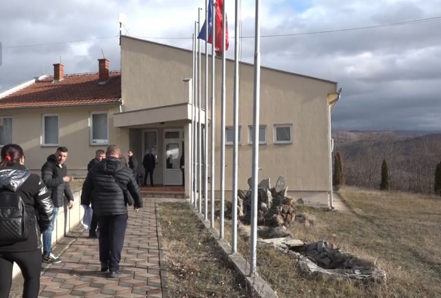 Vuksanović: Lokalne vlasti u Zvečanu vrše opstrukciju; Peci: Sastanak kad se predsednik Skupštine vrati s puta