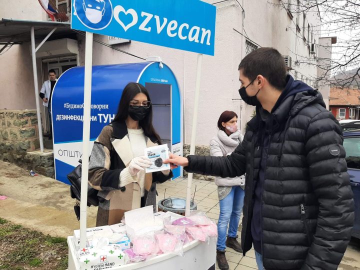 Opština Zvečan u borbi protiv Kovid 19 podelila građanima preko 1.500 zaštitnih maski