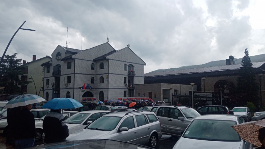 Kosovska policija upala i u zgradu opštine Zubin Potok; Građani pevali 