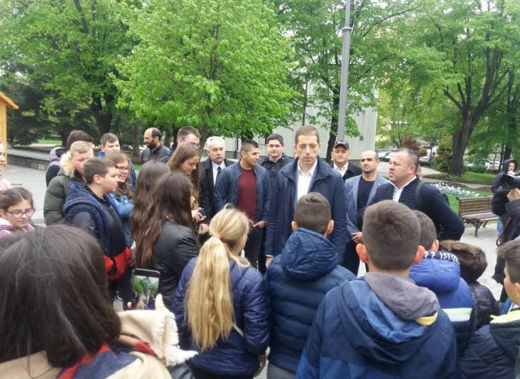 Beograd: Đurić dočekao decu iz Kosovskog Pomoravlja