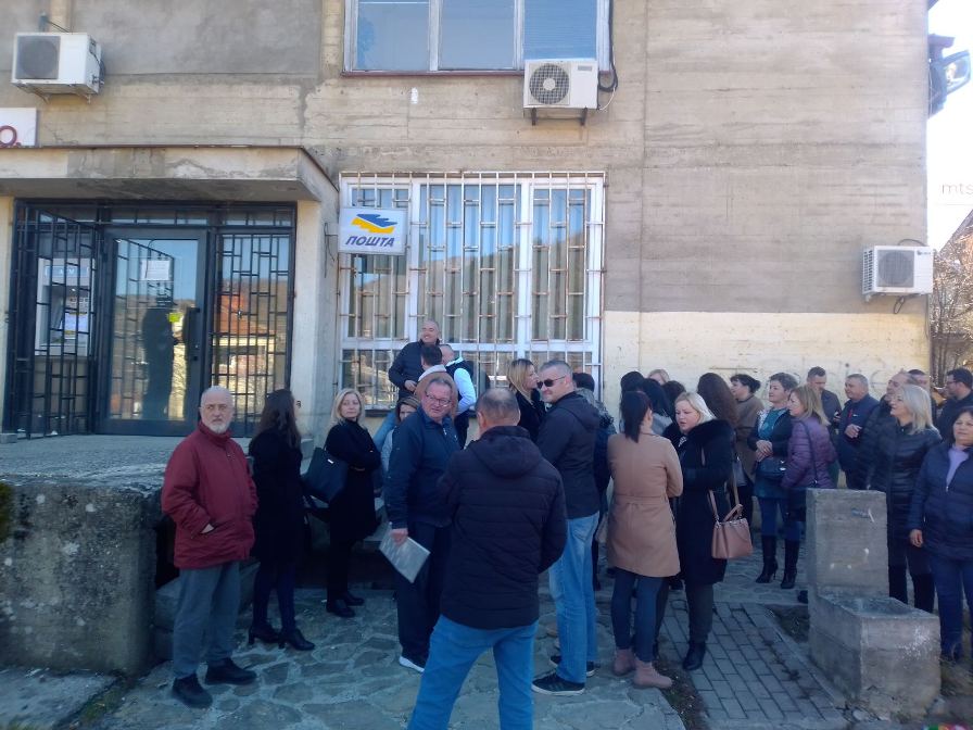 Ispred Pošte u Štrpcu okupljeni nezadovoljni prosvetni radnici; 