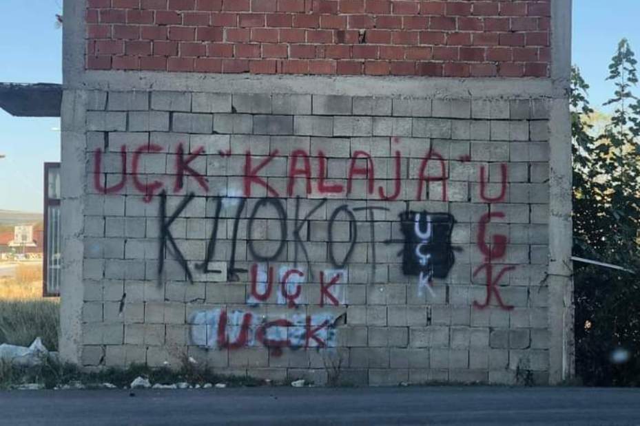 Kancelarija za KiM: Grafit UČK na zidu kuće u Klokotu; Zločinačka organizacija UČK je dobrodošla, ali je ZSO zabranjena reč