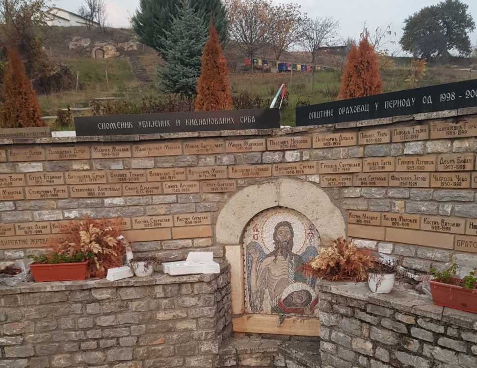 Velika Hoča: Oskrnavljen spomenik ubijenim i kidnapovanim Srbima
